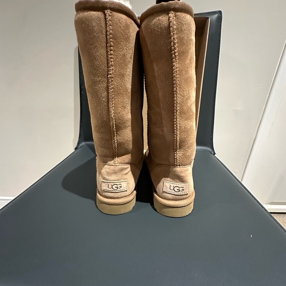 UGG - Junior Classic Tall size 5 US - Picture 2 of 8